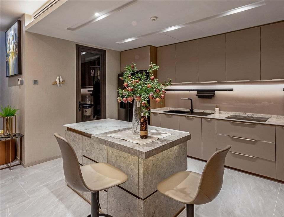 Chiều cao l&yacute; tưởng của đảo bếp sẽ cao bằng với phần tủ bếp dưới của bộ tủ bếp, cụ thể l&agrave; khoảng 81cm, chiều s&acirc;u đảo bếp l&agrave; 50cm (t&iacute;nh cả mặt đ&aacute; l&agrave; 60cm), mỗi b&ecirc;n cho ra 5cm c&ograve;n chiều d&agrave;i của b&agrave;n đảo sẽ phụ thuộc v&agrave;o diện t&iacute;ch kh&ocirc;ng gian bếp nh&agrave; bạn. Đồ họa: Đức Mạnh