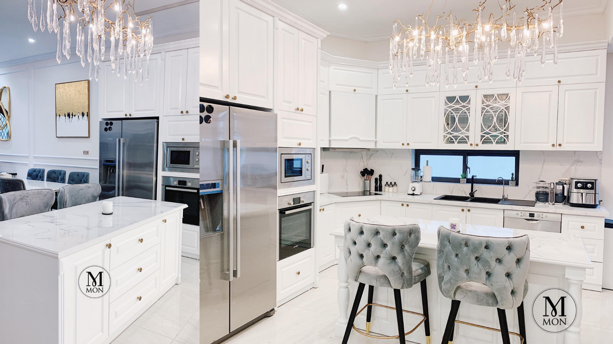 Tone trắng sang trọng nhưng kh&ocirc;ng hề đơn điệu khi được kết hợp với sắc m&agrave;u sắc kh&aacute;c của nội thất xung quanh. Bạn n&ecirc;n k&ecirc;t hợp gỗ trắng tiệp m&agrave;u với chất liệu để khiến kh&ocirc;ng gian th&ecirc;m thanh tho&aacute;t v&agrave; tinh tế. Đồ họa: Đức Mạnh