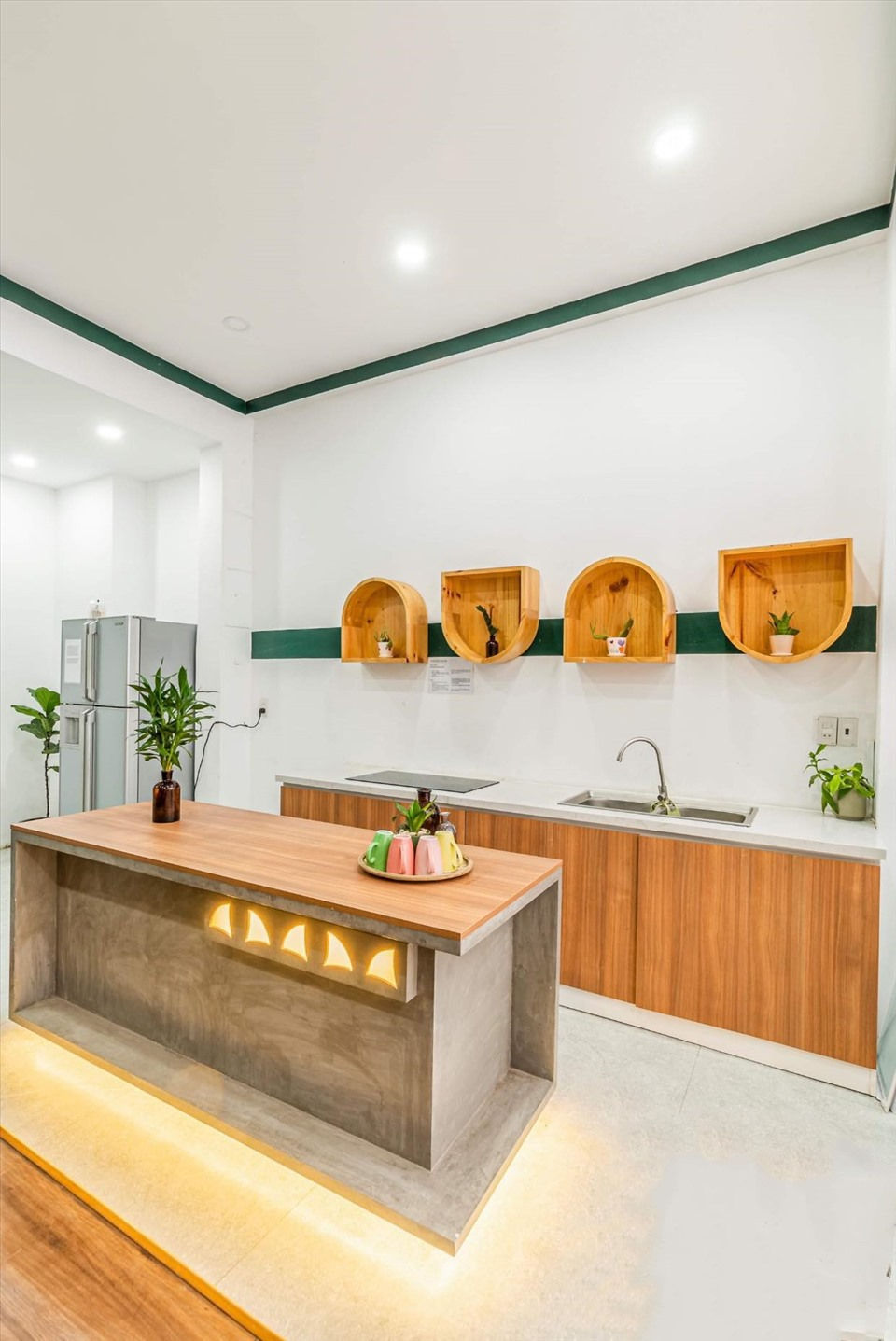 Mẫu đảo bếp n&agrave;y c&ograve;n s&aacute;ng tạo khi c&oacute; th&ecirc;m đ&egrave;n ở th&acirc;n v&agrave; đ&aacute;y. Nguồn: Anh Qu&yacute;