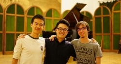 Ch&agrave;ng trai say m&ecirc; ph&iacute;m đ&agrave;n piano