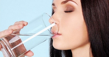 Điều gì xảy ra khi uống nước lúc bụng đói trong 1 tháng?