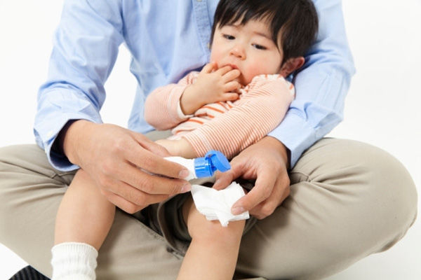 Bỏng nước sôi đơn giản, bé 1 tuổi vẫn qua đời, bác sĩ chỉ ra sai lầm của cha mẹ khi sơ cứu cho con bị bỏng - Ảnh 1