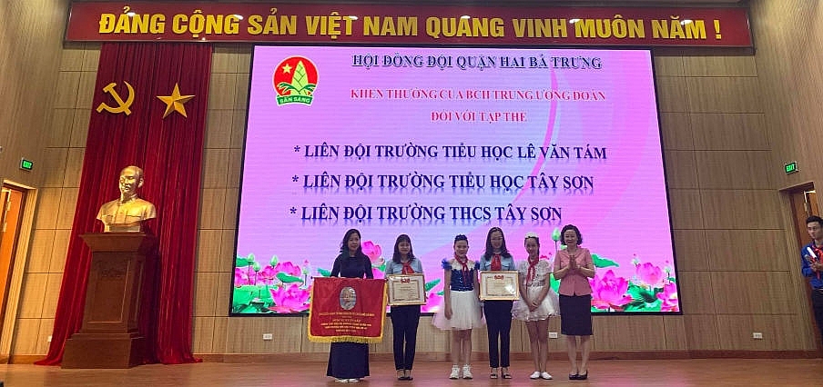 Khen thưởng nhiều tập thể xuất sắc trong công tác Đội quận Hai Bà Trưng