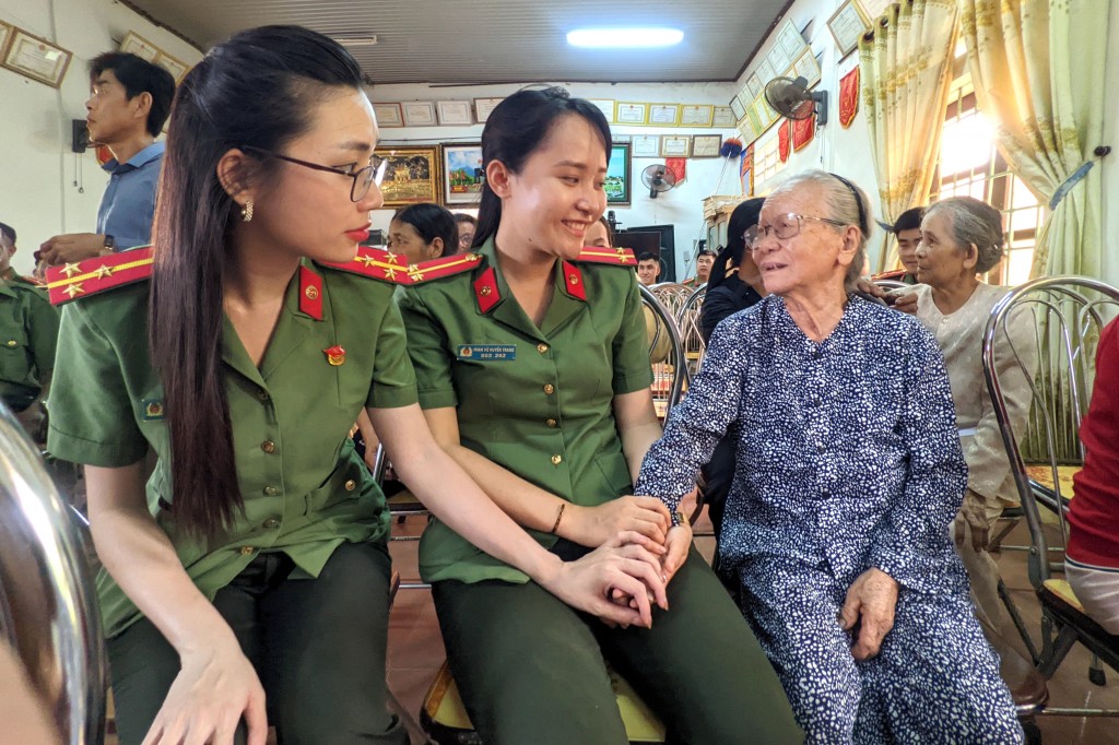 Thăm hỏi người có công với cách mạng