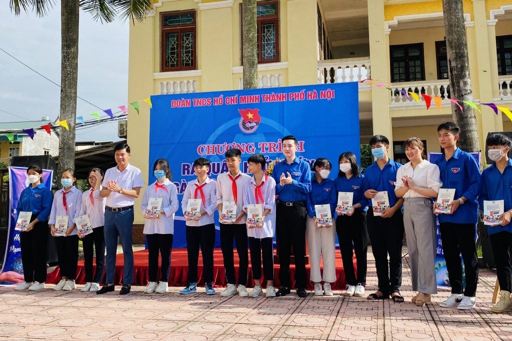 Đại diện lãnh đạo Thành đoàn, Hội Liên hiệp Phụ nữ Hà Nội, huyện Thanh Oai trao quà tới các bạn trẻ