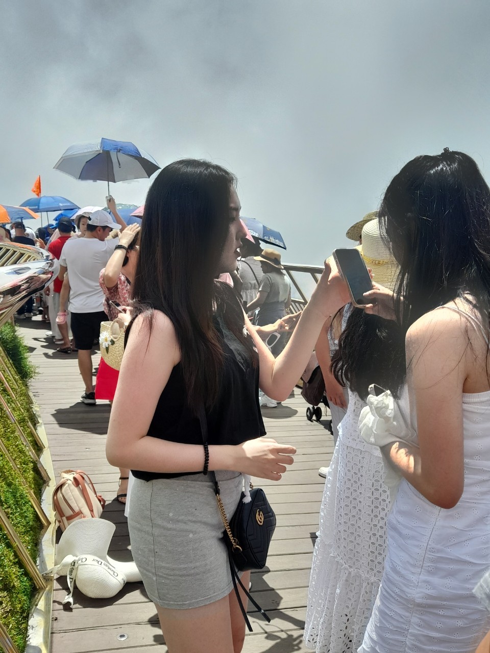 Du khách đổ về Đà Nẵng trong những ngày hè