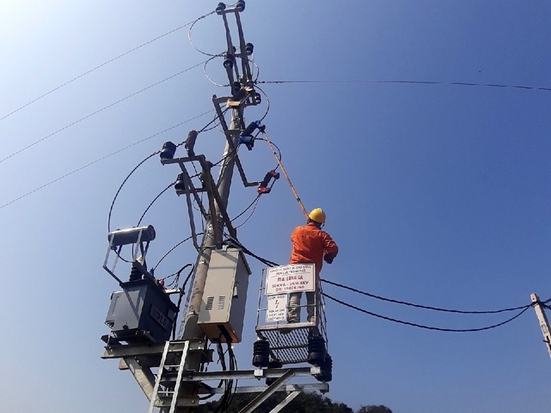 Nhân viên TBA Lũng Gà, Cao Bằng đóng điện trước mùa nắng nóng 2022