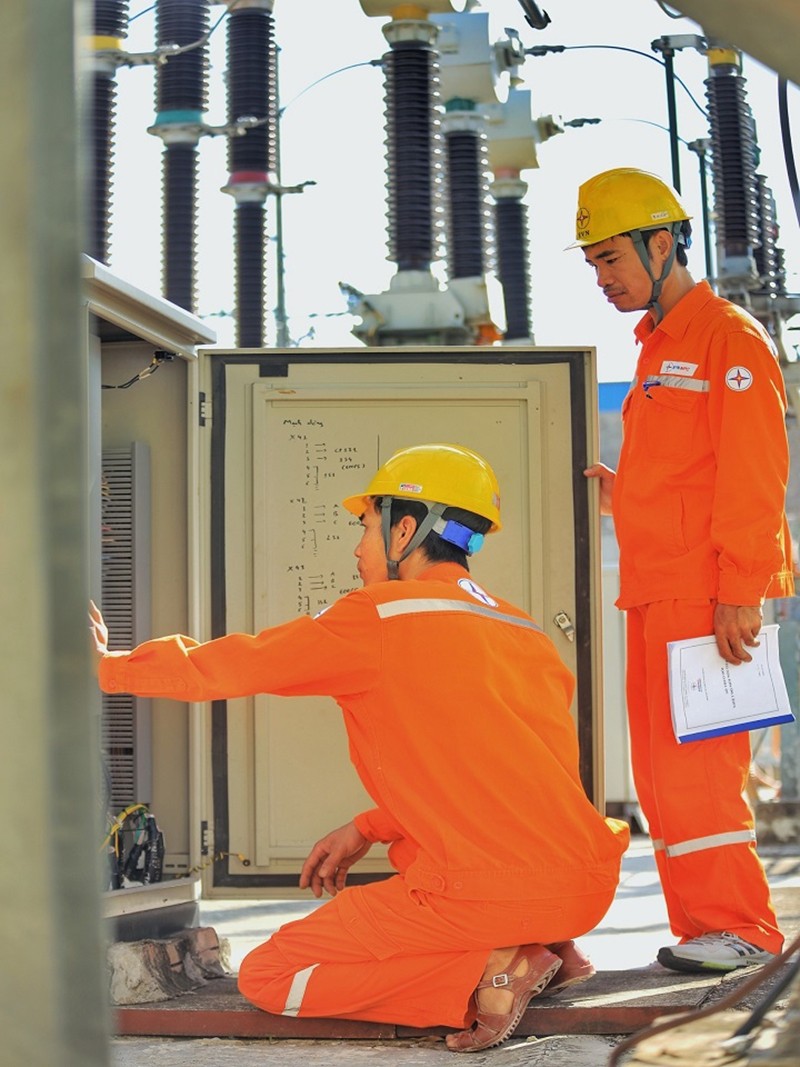 Công  nhân  kỹ thuật kiểm tra thiết bị giờ cao điểm tại TBA 110kV Phi Trường - TP Nam Định