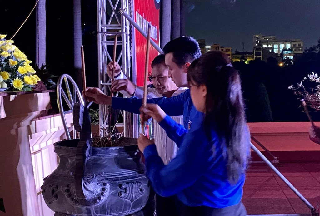 Dâng nén tâm nhang tri ân anh hùng liệt sỹ