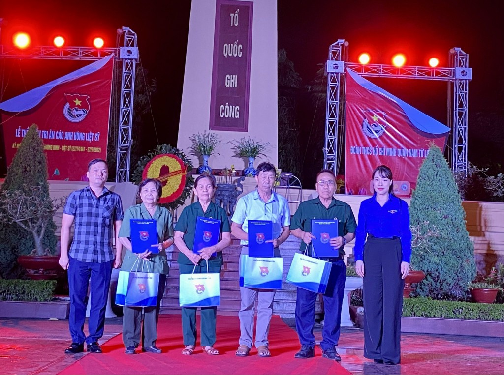 Dâng nén tâm nhang tri ân anh hùng liệt sỹ