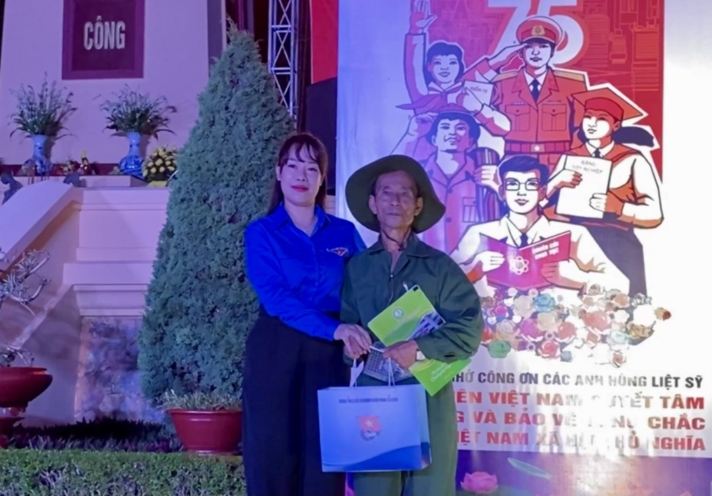 Dâng nén tâm nhang tri ân anh hùng liệt sỹ