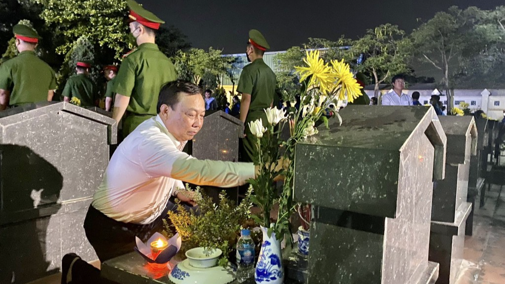 Phó Trưởng ban Thường trực ban Dân vận Thành ủy Hà Nội Trịnh Huy Thành thắp hương tri ân các anh hùng, liệt sĩ