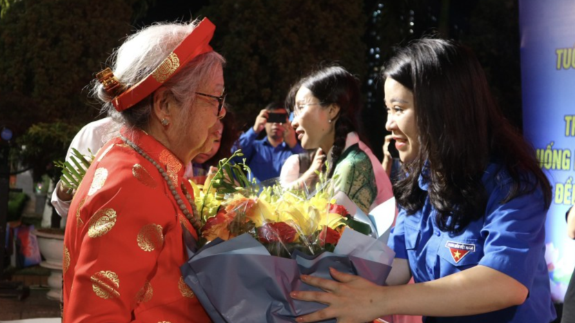 Bí thư Thành đoàn Hà Nội Chu Hồng Minh trao tặng quà mẹ