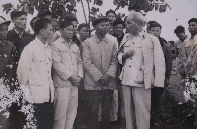 Bác Hồ thăm và trò chuyện với cán bộ và Nhân dân Hợp tác xã Phú Diễn, huyện Từ Liêm (phường Phú Diễn, quận Bắc Từ Liêm) ngày 31/1/1965. Ảnh: Tư liệu