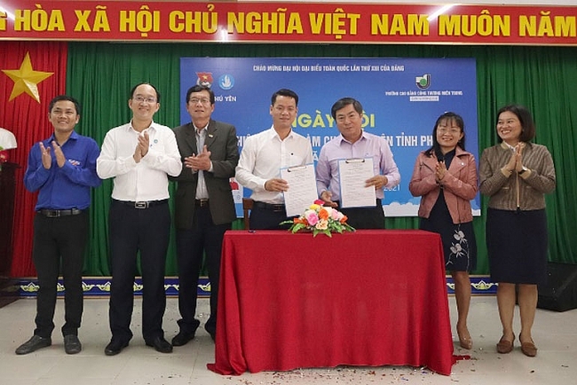 300 sinh vien phu yen tham gia ngay hoi khoi nghiep va viec lam