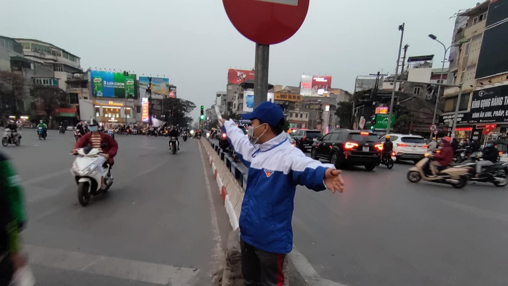 Thanh niên tình nguyện quận Đống Đa tham gia phân luồng, đảm bảo an toàn giao thông