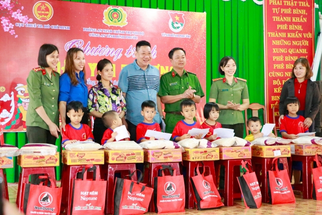 doanh nghiep cung gioi tre mang mua xuan den som voi nguoi yeu the trong mua dich