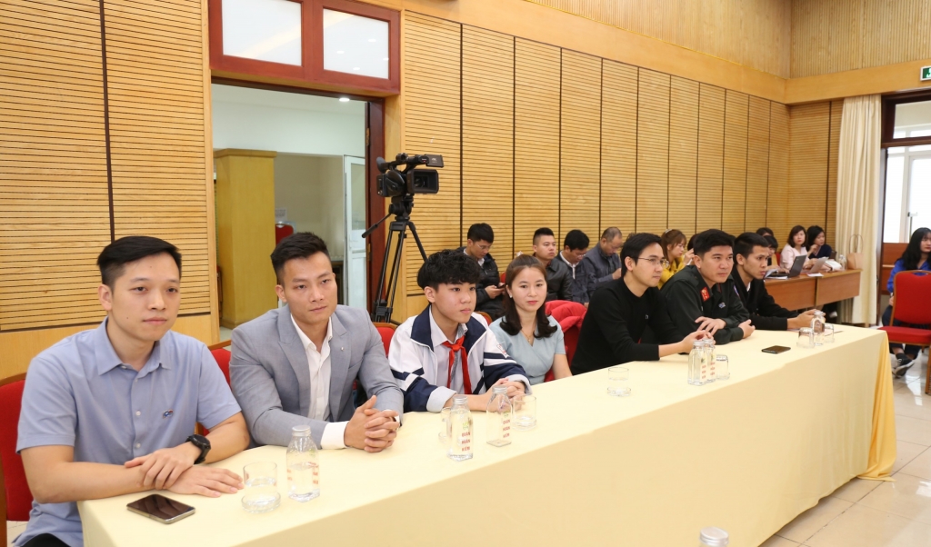 Các gương điển hình tiên tiến giao lưu tại chương trình