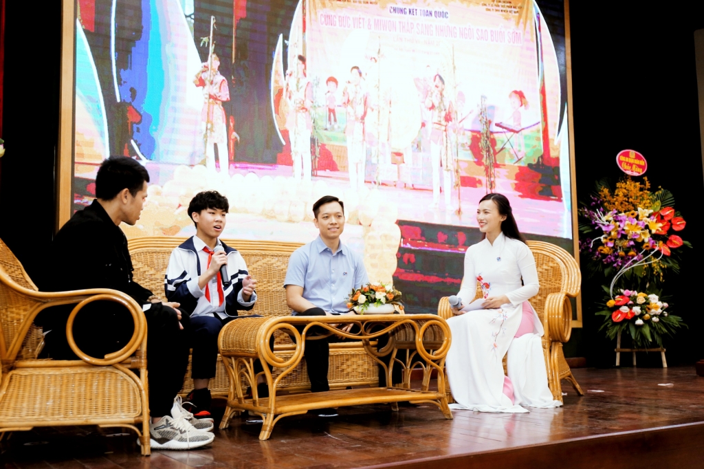 Học sinh Nguyễn Minh Quang tham gia giao lưu tại chương trình