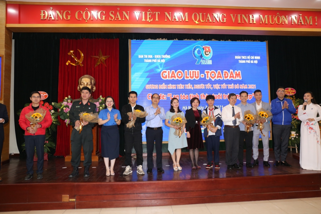 Các vị đại biểu tặng hoa các nhân vật giao lưu tại chương trình
