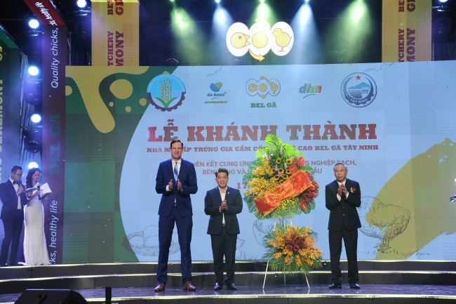 ceo vu manh hung van dam khoi nghiep dua nha may ap ga tri gia 200 ti dong ve viet nam