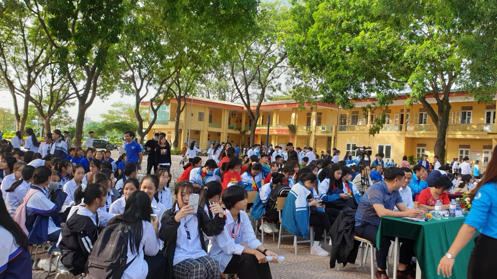 Nhiều cổ động viên có mặt từ sớm để đón chờ các tiết mục văn nghệ và cuộc thi kéo có