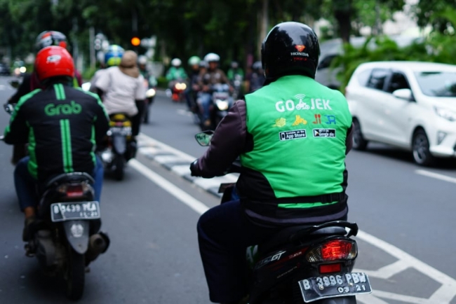 softbank tang suc ep len thuong vu sat nhap grab va go jek