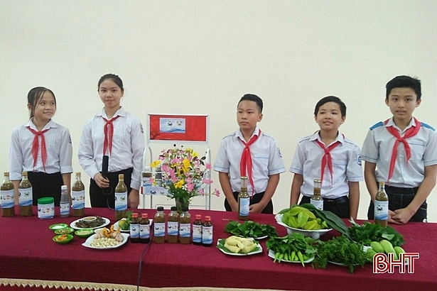 hoc sinh lop 8 ha tinh sang tao khoi nghiep voi mon nuoc cham cua dong