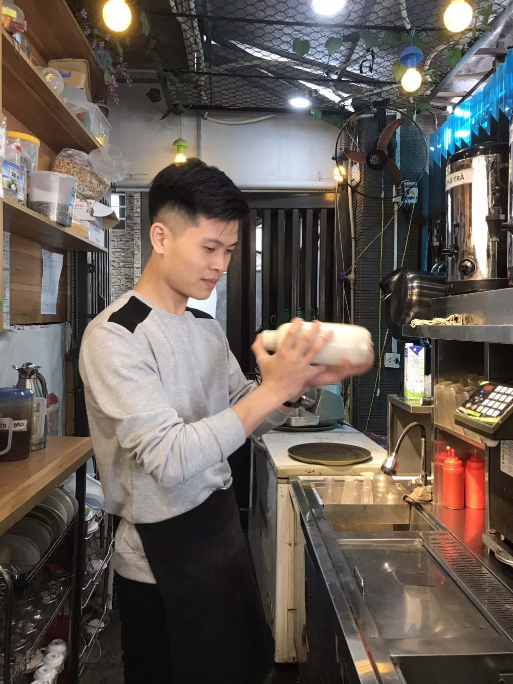 Quang Duy dành thêm thời gian làm việc tại quán trà sữa khi Tết đang cận kề