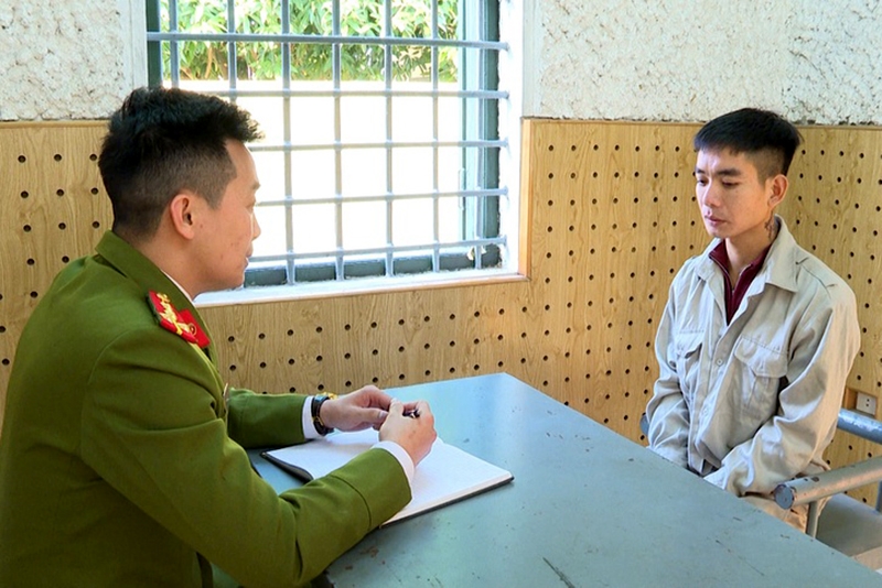 Công an làm việc với Vũ Văn Phượng – một trong 2 đối tượng bị khởi tố tội Mua bán người