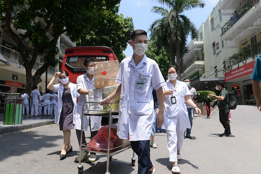Các y, bác sĩ trẻ của Bệnh viện Bạch Mai mang theo quyết tâm chiến thắng dịch bệnh trở về
