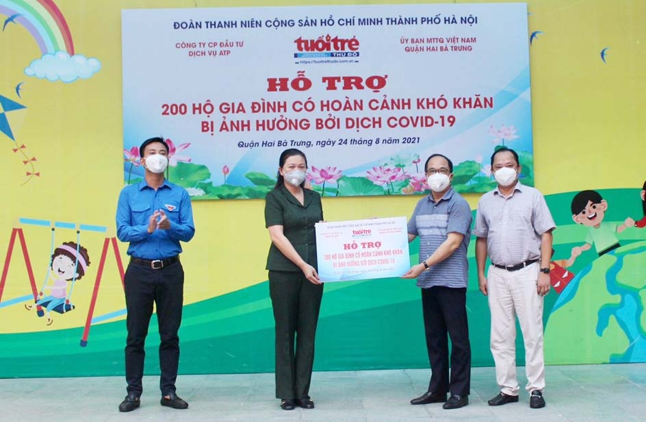 Lãnh đạo Thành đoàn Hà Nội, Báo Tuổi trẻ Thủ đô và Công ty CP Đầu tư dịch vụ ATP trao tượng trưng 200 suất quà cho Ủy ban MTTQ Việt Nam quận Hai Bà Trưng