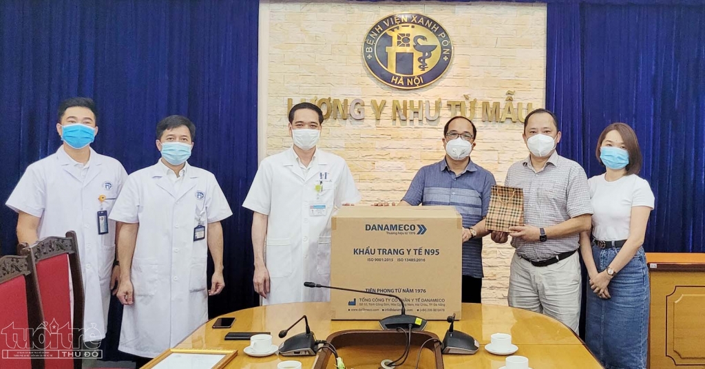 Báo Tuổi trẻ Thủ đô và Công ty ATP trao tặng bệnh viện Xanh Pôn 6.000 khẩu trang y tế