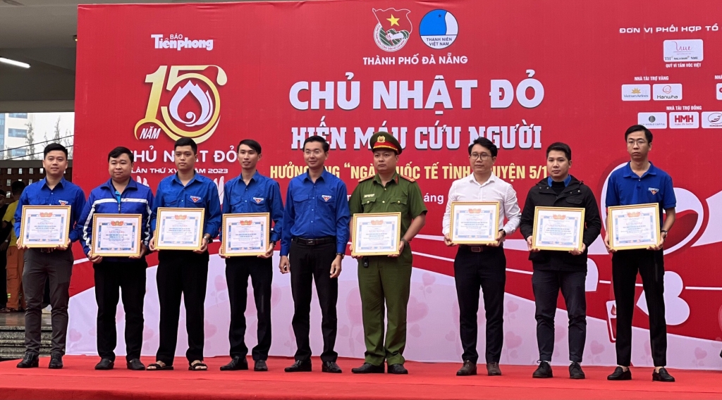 Thành đoàn Đà Nẵng trao giấy khen cho các cá nhân, tập thể có đóng góp xuất sắc trong phong trào hiến máu tình nguyện năm 2022 (Ảnh Út Vũ)