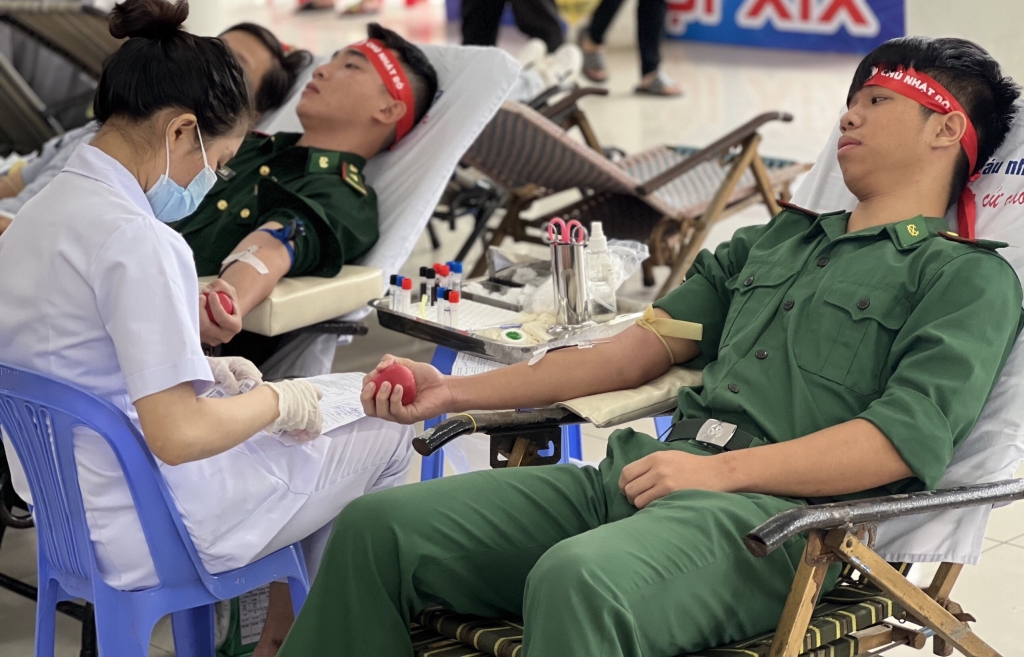 Nhiều đoàn viên, thanh niên háo hức khi lần đầu đăng ký tham gia hiến máu tình nguyện (Ảnh Út Vũ)