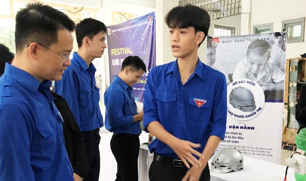 Lãnh đạo Thành đoàn Đà Nẵng (trái) trong buổi giới thiệu về máy ngắt nước và đèn tự động khu vực vệ sinh học sinh của Quận đoàn Thanh Khê (Ảnh Đ.Minh)