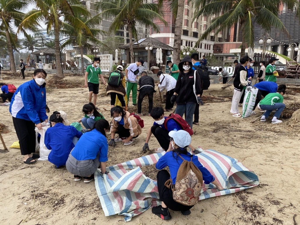 Hơn 1.300 tình nguyện viên tham gia lễ phát động ra quân làm sạch bãi biển sau ảnh hưởng của bão số 5 (Ảnh Đ.Minh)