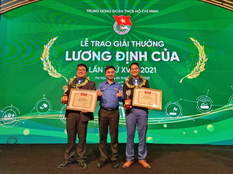 Anh Đặng Dương Minh Hoàng, Chủ trang trại Thiên Nông (bìa trái) và cựu Bí thư Tỉnh đoàn Bình Phước Trần Quốc Duy (chính giữa) tại Lễ trao Giải thưởng Lương Định Của năm 2021