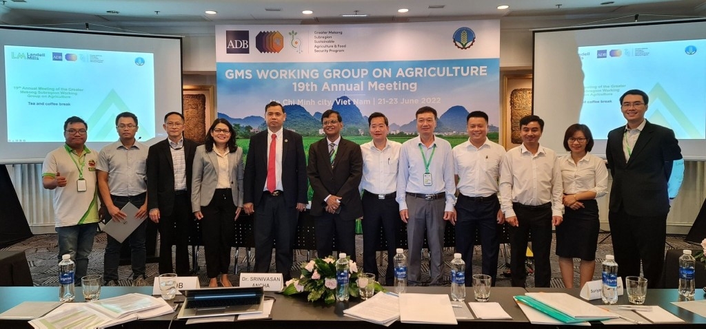 Chủ trang trại Thiên Nông (bìa trái) tại Phiên họp thường niên của các nhóm làm việc của ADB về nông nghiệp tại khu vực Tiểu vùng sông Mekong lần thứ 19 do Ngân hàng Châu Á - ADB tổ chức