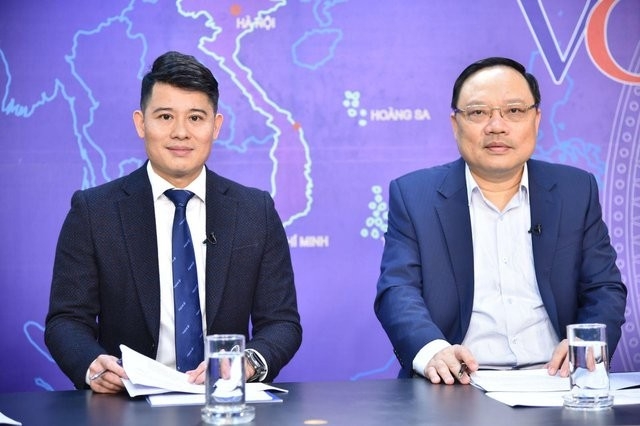 Ông Phạm Anh Tuấn (phải): Thời gian tới, NHNN sẽ tiếp tục nghiên cứu, triển khai các giải pháp để khai thác được các cơ sở dữ liệu quốc gia về dân cư, nhằm giúp cung cấp các sản phẩm tiện ích hơn cho người dân, cũng như thúc đẩy thanh toán không dùng tiền