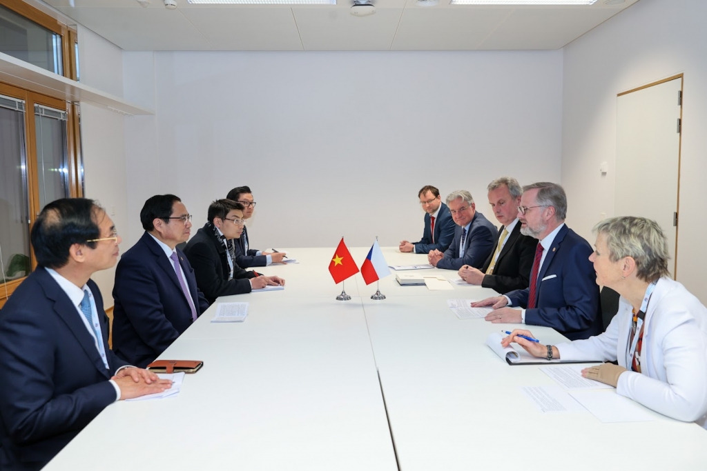 Thủ tướng Czech đề nghị hai nước tiếp tục làm sâu sắc hơn quan hệ song phương, triển khai hiệu quả EVFTA, sớm ký kết bản ghi nhớ về hợp tác sản xuất ô tô trong đó có ô tô điện, tăng cường hợp tác trên lĩnh vực quốc phòng an ninh (Ảnh: VGP/Nhật Bắc)