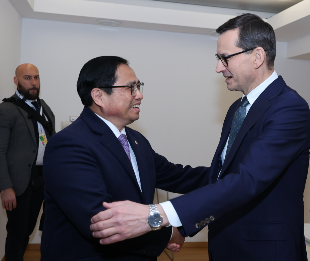 Tại cuộc gặp với Thủ tướng Ba Lan Mateusz Morawiecki, Thủ tướng Phạm Minh Chính khẳng định đây là thời điểm để hai nước tăng cường hợp tác cùng nhau phục hồi và phát triển sau đại dịch (Ảnh: VGP/Nhật Bắc)
