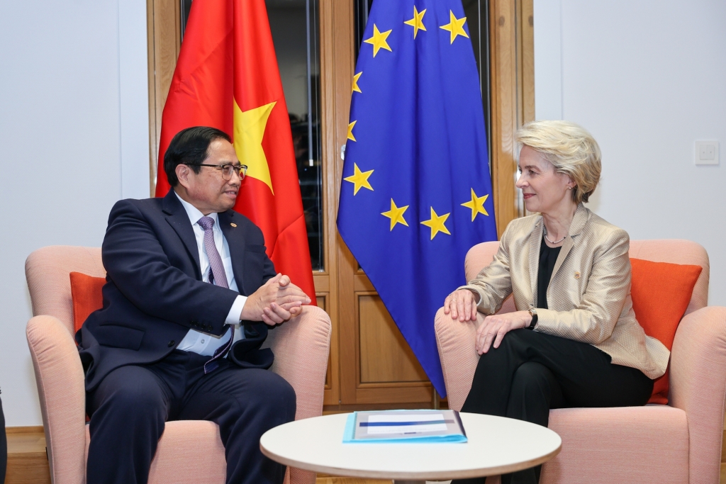 Chủ tịch EC cũng khẳng định EU ủng hộ mạnh mẽ Việt Nam trong phát triển kinh tế biển bền vững, bảo tồn đa dạng sinh học biển; sẵn sàng hỗ trợ Việt Nam phát triển nông nghiệp bền vững (Ảnh: VGP/Nhật Bắc) Bà Ursula von der Leyen chia sẻ những ý tưởng, đề xu