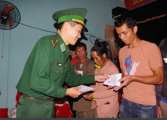 Bộ đội Biên phòng Quảng Nam chăm lo Tết cho đồng bào vùng biên