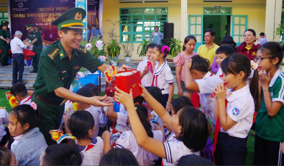 Bộ đội Biên phòng Quảng Nam chăm lo Tết cho đồng bào vùng biên