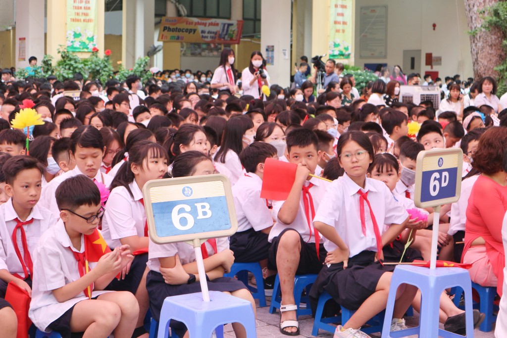 Chùm ảnh: Bí thư Thành đoàn Hà Nội chung vui ngày tựu trường với học sinh trường THCS Trưng Vương