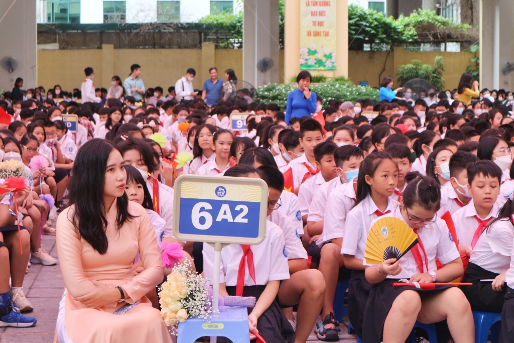 Chùm ảnh: Bí thư Thành đoàn Hà Nội chung vui ngày tựu trường với học sinh trường THCS Trưng Vương