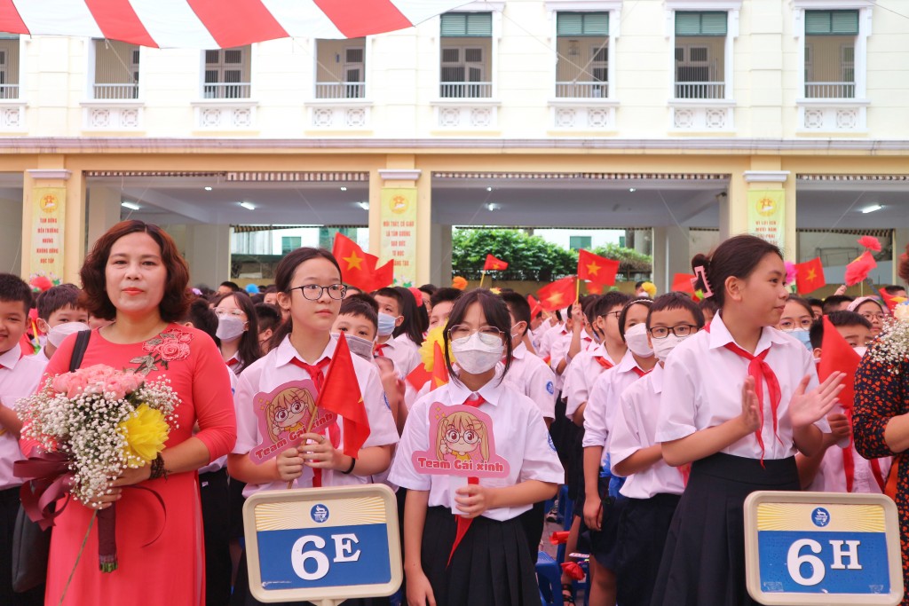 Chùm ảnh: Bí thư Thành đoàn Hà Nội chung vui ngày tựu trường với học sinh trường THCS Trưng Vương